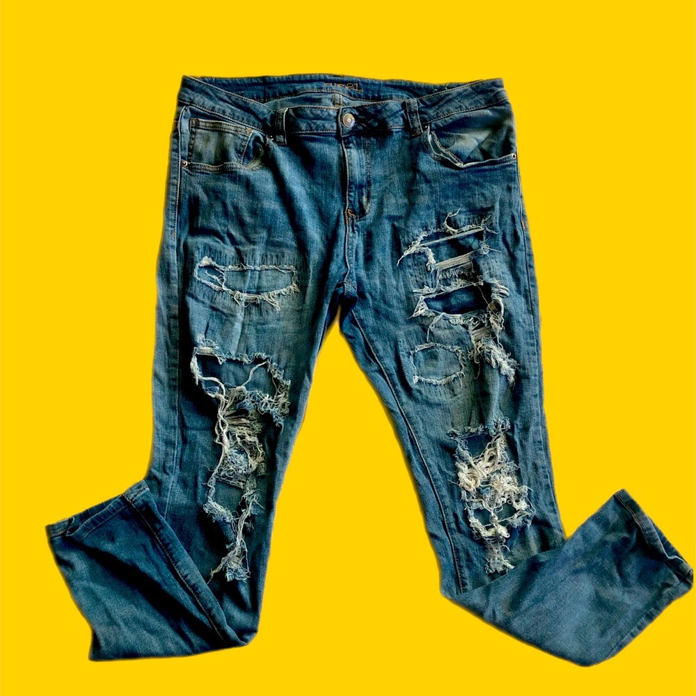 Men’s destroyed jeans
